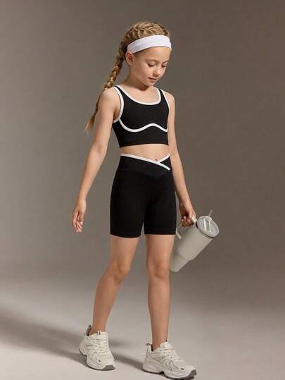 少女休闲运动套装，包括短款背心和短裤，适合运动、健身、户外活动、校园及日常穿着，春夏款。