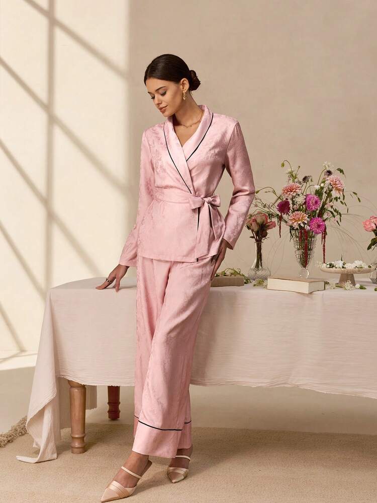 エレガントなデイリーラウンジピンクサテンパジャマセット - ラップトップ&ワイドレッグパンツ、ブラックトリミング、シックなホームウェアパジャマ、ウェディングアイテム