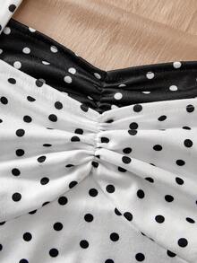 SHEIN Sparklyn 两件套少女黑白波点露背短款上衣套装，采用经典的黑白波点配色，精致的荷叶边饰边和收腰设计，适合日常穿着、家庭出游、休闲聚会等场合。 - 黑與白 - 查看 4