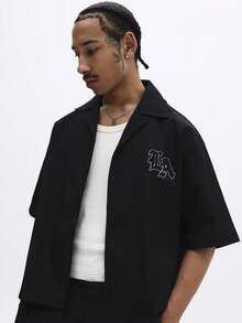 SUMWON Camisa de manga corta con botones y cuello casual, estilo streetwear, con estampado de letras góticas para uso diario - Negro - Ver 1