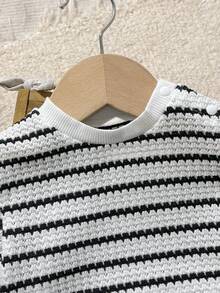 Loomiva Conjunto de 2 piezas para recién nacida con top de manga corta de cuello redondo de punto suave con patrón de rayas y shorts de cintura elástica - Blanco y Negro - Ver 5