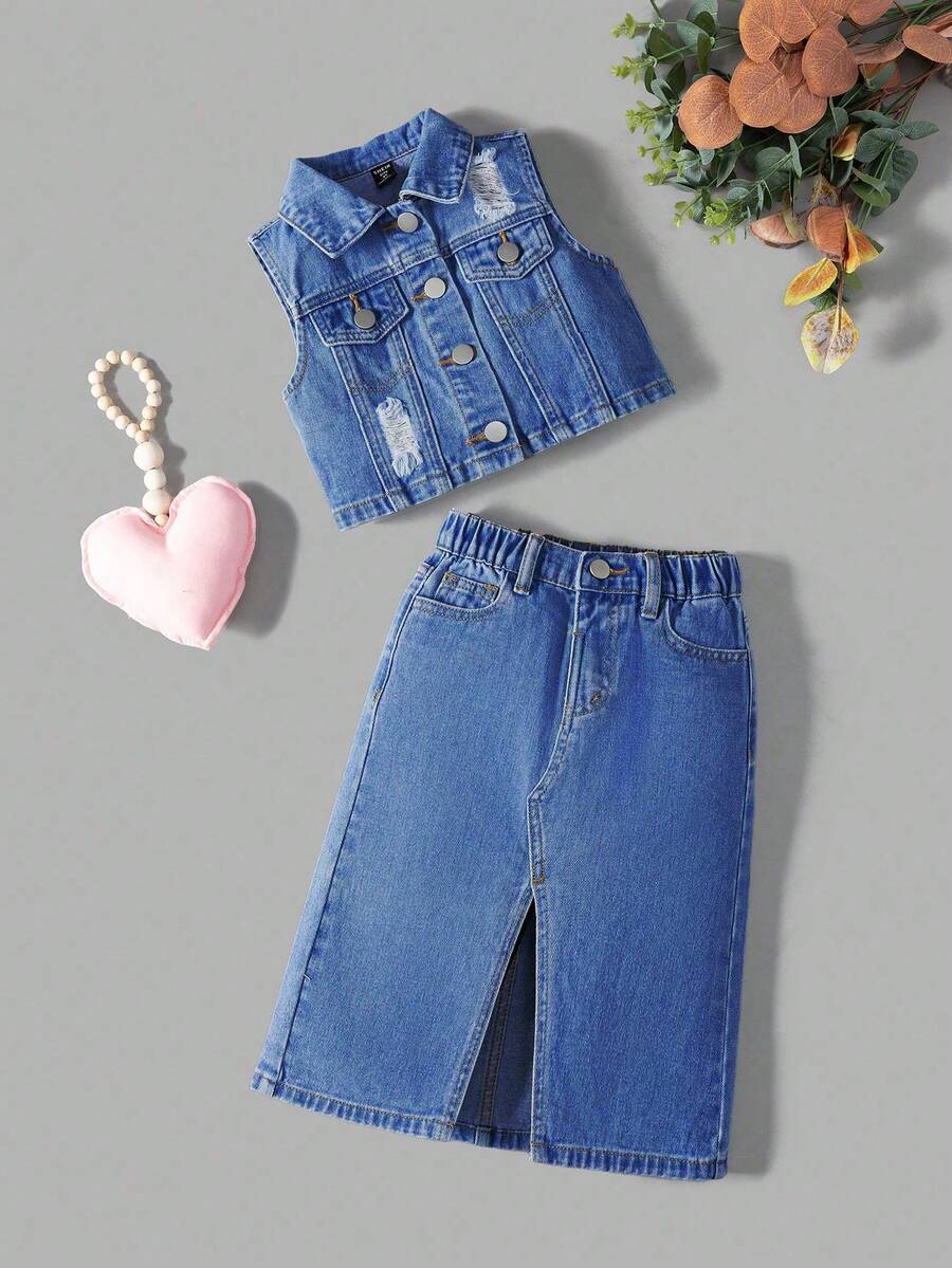 Bộ đồ denim cho bé gái, áo cổ bẻ mùa hè với thiết kế rách, áo gile ngắn và chân váy dài xẻ tà, bộ đồ 2 mảnh denim xanh bạc màu. - Rửa tối - Xem 1