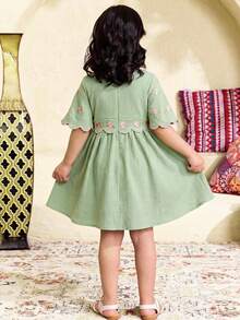 SHEIN Váy mùa hè giản dị thêu hoa cho bé gái - màu xanh lá - Xem 2