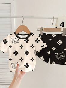SHEIN Conjunto de Camiseta de Manga Curta e Shorts Minimalista Casual para Bebê Menino, Gola Redonda, Adequado para o Verão, Conjunto de Camiseta de Manga Curta e Shorts Minimalista Casual para Bebê Menino, Estampa Floral Clássica, Conjunto de Camiseta de Manga Curta e Shorts Minimalista Casual para Bebê Menino, Estampa de Tigre Estilizada, Estampa Floral - Multicolorido - Visão 3