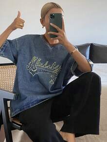 DAZY Blusa de mezclilla casual para mujer con escote en V, mangas cortas, corte holgado, diseño bordado con letras, estilo callejero, para verano - Azul lavado medio - Ver 6