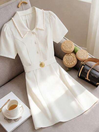 GlowEve שמלת חולצה צמודה עם צווארון פנינים אלגנטי לנשים, מתאימה למשרד ולנסיעות. שמלת חולצה לבנה וחיננית לקיץ, שמלת חליפה בסגנון חולצה, שמלת שוליים מתרחבים, שמלת מיני חליפה, שמלת עיצוב פנינים