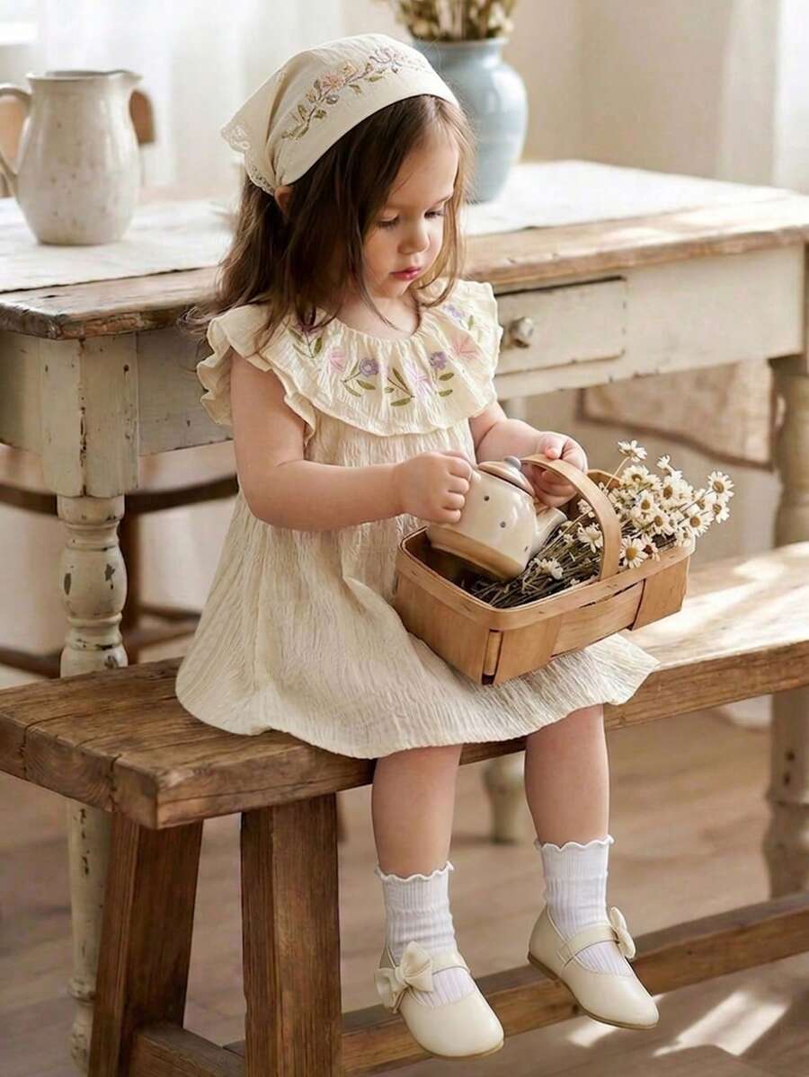 SHEIN Vintaside Kids 女婴甜美花卉图案吊带背心和牛仔短裤套装,蝴蝶结装饰,适合休闲外出、家庭聚会、夏日漫步、舞蹈主题活动、女婴生日派对等场合。 - 杏色 - 查看 1
