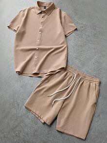 Manfinity Homme 男士純色紋理短袖襯衫與短褲兩件套休閒套裝，夏季服飾，棕色，適合度假與正式場合 - 卡其色 - 查看 6