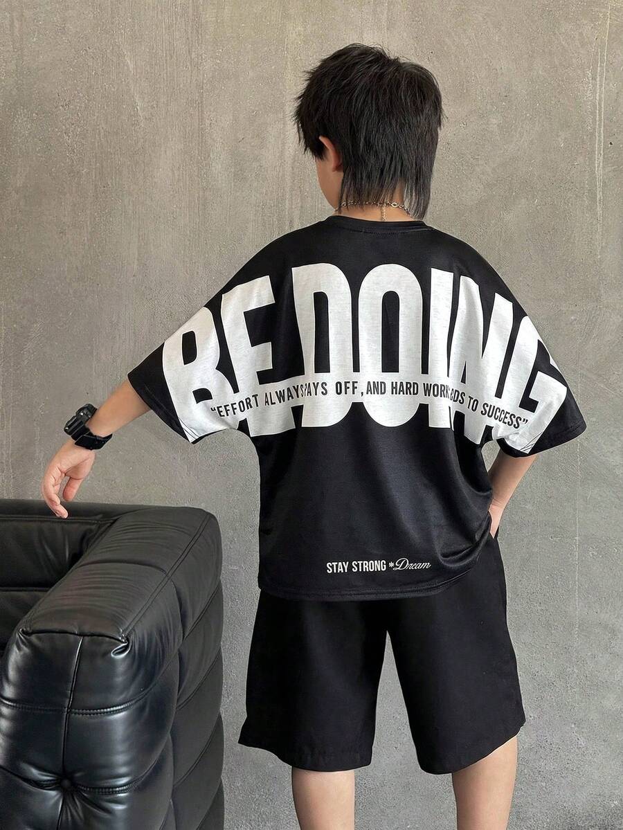 SHEIN 男童休闲韩版宽松大字母印花圆领短袖T恤,适合通勤、上学、日常休闲、运动、春夏穿着 - 黑色 - 查看 1