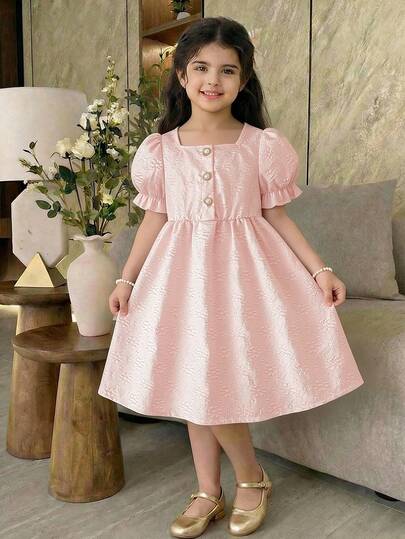 Souflis Souflis 女童粉色短袖连衣裙，采用柔软质感提花面料，法式风格，方领，金属纽扣装饰，泡泡袖配荷叶边袖口，A字廓形，适合春夏日常穿着、上学、周末休闲、家庭聚会等场合。