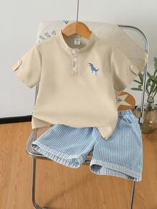 SHEIN Genkimix Kids 學院風夏季親子度假套裝 2件組 小男孩套裝，刺繡圖案立領 Polo 衫 + 條紋短褲，簡約學院風 - 卡其色 - 查看 7