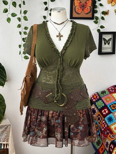 Sunspun قميص تي شيرت بياقة على شكل حرف V مع تصميم لحاق من الدانتيل وخصر مشدود، بطراز داكن