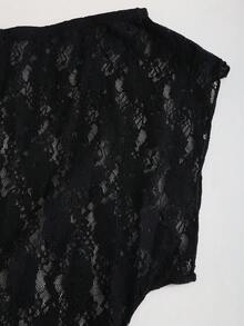 Sweetra 黑色蕾丝花卉面料不对称肩部花瓣袖短款上衣，优雅甜美可爱，适合女性，可用于派对、度假、海滩、约会等场合，百搭实用。 - 黑色 - 查看 4