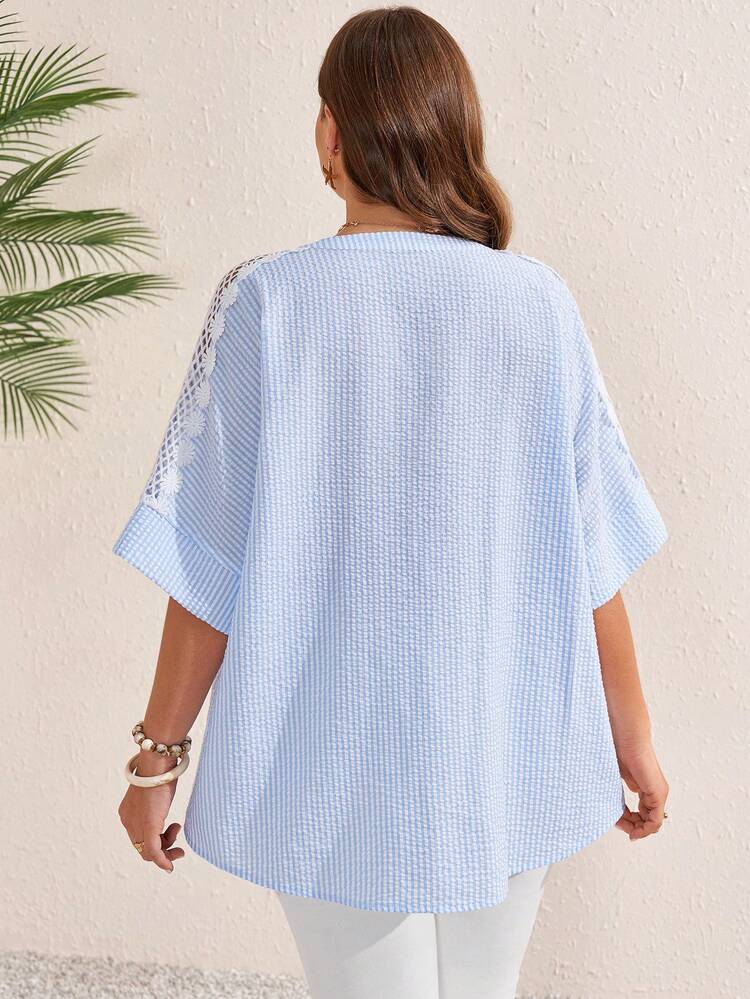 Plus Size Women's Summer Casual Vacation Country Blue & White Striped Contrast Lace Trim Short Front Long Back Short Sleeve Loose Blouse Top Shirt,Summer Outfits For Women ,Vacation Outfits Women ,Holiday Outfits For Women,Going Out Outfits,2026 New Clothes,Simple And Fashionable For Everyday Wear,Suitable For Summer, Vacation, Daily Wear, Festival Outfits For Women,Country Concert Outfit,Beach Outfits For Women,Going Out Tops,Gifts For Mother,Tunic Blouse