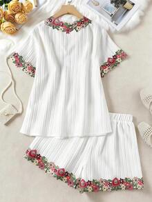 SHEIN 加大码白色花卉刺绣饰边V领短袖上衣和短裤两件套，女士夏季白色短裤套装，女士两件套波西米亚风短裤套装 - 白色 - 查看 2