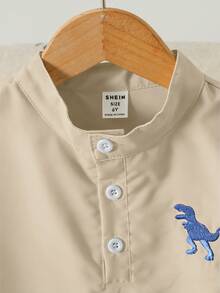 SHEIN Genkimix Kids 學院風夏季親子度假套裝 2件組 小男孩套裝，刺繡圖案立領 Polo 衫 + 條紋短褲，簡約學院風 - 卡其色 - 查看 9
