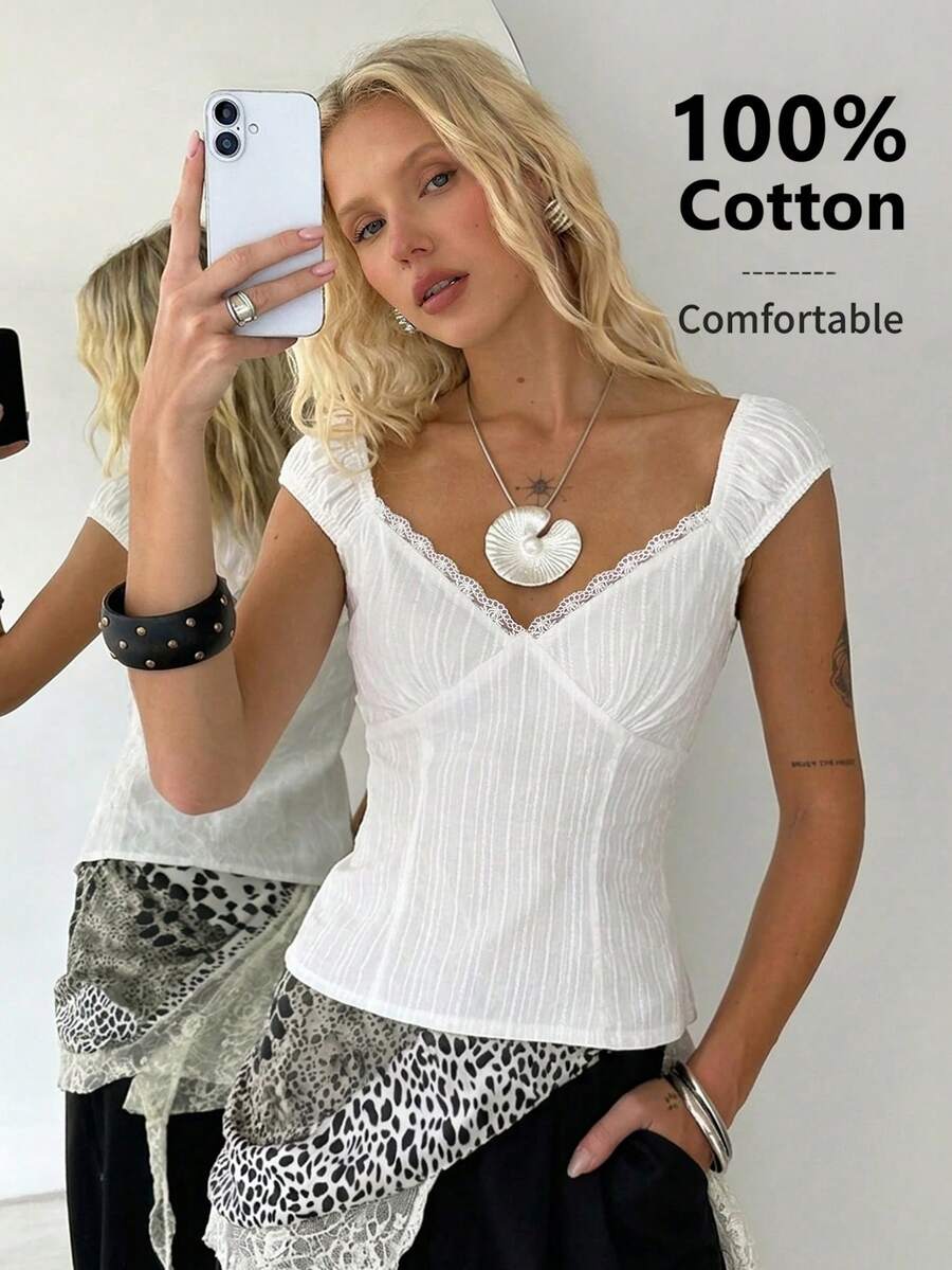 TRNVIE Blusa feminina branca casual com detalhes em renda, de algodão puro, com decote coração, modelagem ajustada, ideal para praia e férias no verão. Conjunto de duas peças com calça e blusa de manga curta para o verão. Conjunto feminino casual de duas peças com calça capri, blusas de algodão para o verão, looks casuais femininos, blusas femininas de algodão para o verão. - Branco - Ver 1