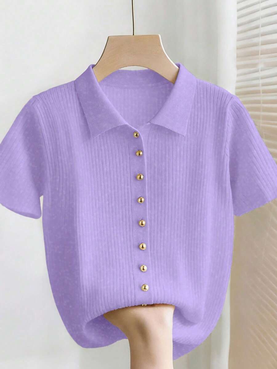 SHEIN Franclia 新款夏季休闲宽松百搭简约优雅柔软Polo衫,适合办公室、工作、通勤等场合,金属纽扣设计,修身剪裁,款式简洁大方,男女皆宜,极简女式开衫 - 淡紫色 - 查看 1