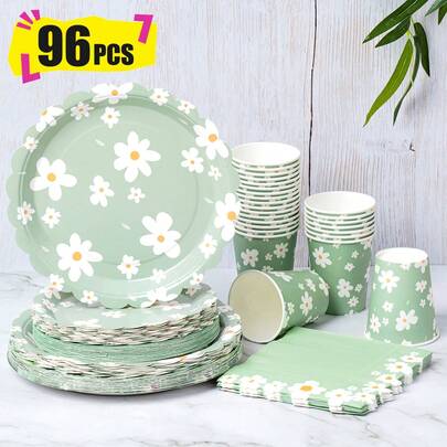 鼠尾草绿底白色花瓣图案一次性餐盘、餐巾纸和纸杯派对套装，可供24位客人使用。这款一次性纸质派对餐具适用于生日、婚礼、主题派对和家庭野餐。