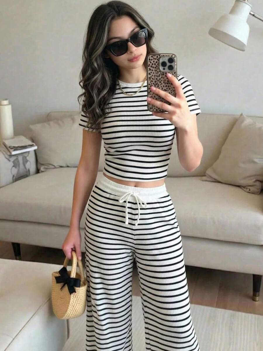 SHEIN Bộ đồ thể thao cho bé gái tuổi teen, gồm áo thun ngắn tay cổ tròn phối họa tiết sọc đen trắng và quần. - Đen và trắng - Xem 1