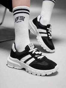 Vate 女士白色网眼绒面革厚底运动鞋，饰有黑色条纹——舒适的户外休闲鞋 - 黑與白 - 查看 1