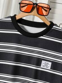 SHEIN Vacaura 男童休闲时尚简约蓝灰白拼接T恤裤套装（2件套），适合春夏日常穿着及外出。 - 黑色 - 查看 6