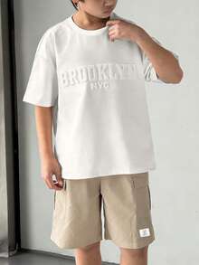 2 Stücke Minimalistisches geprägtes Rundhals T-Shirt und weite gerade Shorts Set für Teenager Jungen, Kontrastfarbiger Saum-Design, modische Passform, angenehmer Stoff, geeignet für Frühling, Sommer und Herbst - Weiss - Übersicht 4