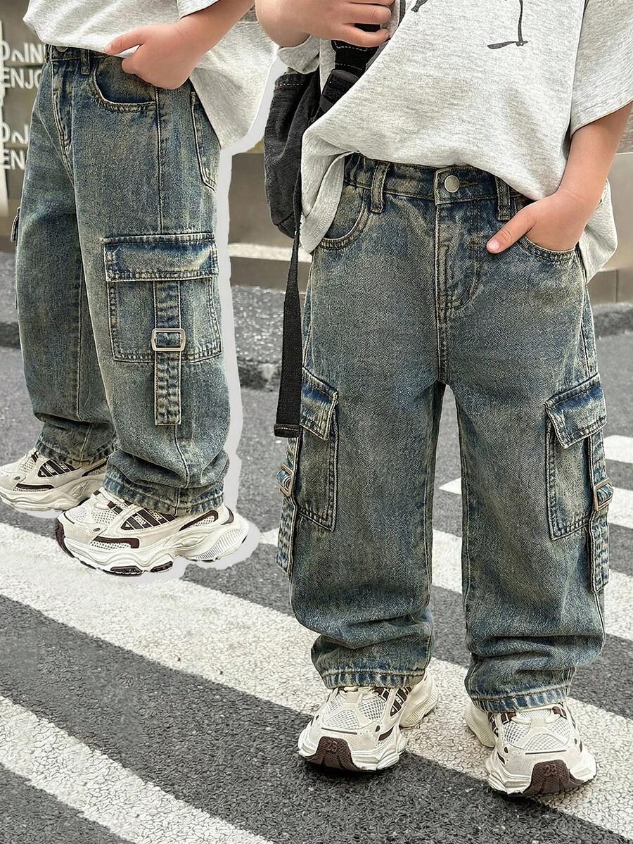 SHEIN 这款年轻男孩时尚做旧水洗宽松黑色牛仔裤,配有工装口袋,休闲百搭,适合春季街头穿搭。 - 中等水洗藍 - 查看 1