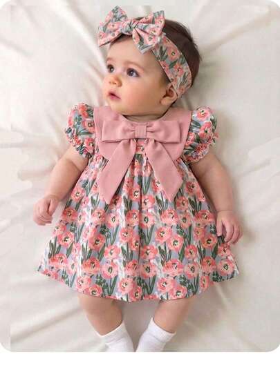 SHEIN 新生儿休闲简约宽松卡通图案圆领短袖连衣裙，适合夏季穿着。