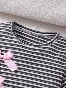 SHEIN Zweiteiler: Mädchen T-Shirt und plissierter Rock mit Schleifen Verzierung, schwarz-weiß gestreifter Stoff. Geeignet für Frühlings- und Sommerausflüge und Urlaubsreisen. Stylisch und vielseitig. - Verschiedenfarbig - Übersicht 5