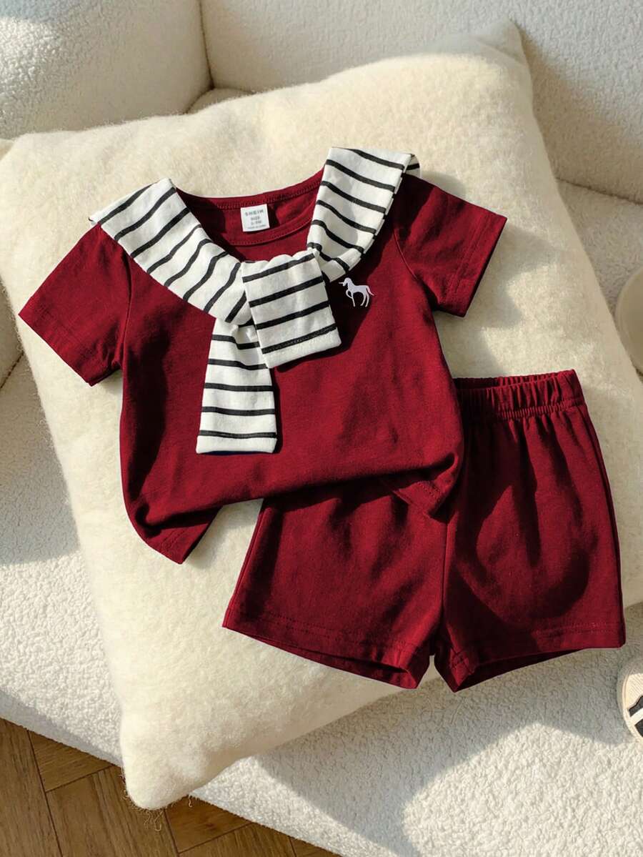 SHEIN Playful Pals 2件組男嬰酒紅色夏季休閒韓風短袖T恤配短褲,黑白條紋披肩,幼童套裝 - 酒紅色 - 查看 1