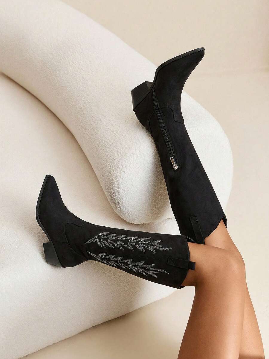 Daringsoles Giày bốt cao cổ kiểu miền Tây cho nữ, gót dày, bốt đến đầu gối, bốt thêu mới cho mùa thu và mùa đông, bốt nữ có khóa kéo bên hông, bốt cao cổ đa năng, bốt mùa xuân và mùa thu, bốt đi nghỉ mát kiểu miền Tây, bốt mũi nhọn gót dày, bốt đi nghỉ mát, bốt da lộn màu đen thoải mái cho mùa đông. - màu đen - Xem 1