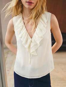 Maija 杏色荷叶边下摆透视无袖背心，适合婚礼、都市场合；白色马甲，适合婚礼派对、毕业典礼、生日等场合；优雅奶油色上衣；夏季荷叶边上衣；无袖上衣；半透明上衣；白色无袖荷叶边上衣；女士上衣和衬衫；夏季女士上衣；优雅女士透视上衣；米白色女士上衣；休闲现代女士衬衫 - 杏色 - 查看 2