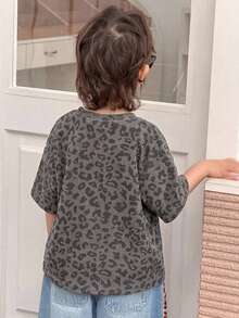 Dazy Kids 男童豹纹圆领短袖休闲T恤，时尚日常穿着 - 灰色 - 查看 2