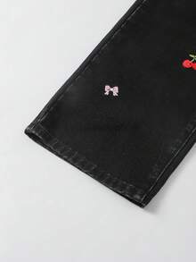 SHEIN 少女牛仔裤，中蓝色水洗色，休闲百搭，宽松修身版型，樱桃蝴蝶刺绣装饰，可爱又时尚，适合日常穿着、外出、海滩度假、上学、聚会、节日等场合。 - 黑色 - 查看 4