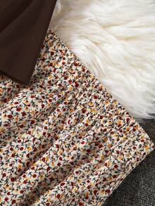 SHEIN Franclia Bộ đồ nữ gồm áo tay ngắn cổ tròn màu trơn và chân váy ngắn họa tiết hoa nhí, kiểu dáng thường ngày. - Cà phê nâu - Xem 5