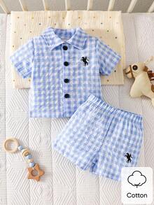 SHEIN Conjunto de 2 piezas para bebé recién nacido niño de verano, camisa polo de manga corta y pantalones cortos de algodón con rayas azules y blancas a cuadros, atuendo casual de vacaciones con estampado - Azul - Ver 3