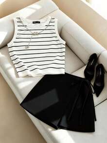 Franclia 女士纯色黑白条纹无袖上衣搭配纯黑色侧系带短裙，A字廓形，修身剪裁，两件套设计，尽显优雅气质。适合通勤、日常穿着，夏季穿着，从春到夏皆宜。夏季、夏季服装、夏季度假服装、夏季上衣、女士夏季套装、女士优雅服装、女士优雅衬衫、女士优雅上衣、休闲裙、女士休闲上衣、白色上衣、黑色裙子、黑色裤子、黑色短裤。时尚休闲通勤装、商务办公装、百搭时尚日常休闲装、都市教师职业装。 - 黑與白 - 查看 3