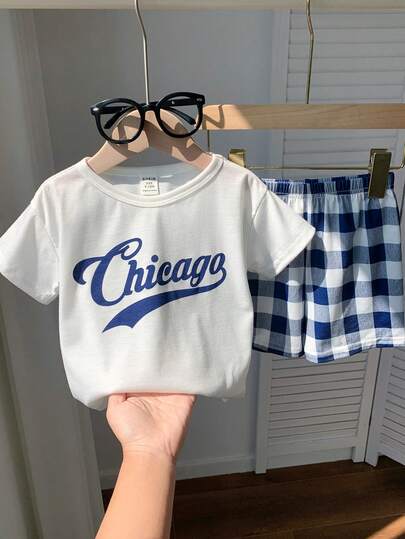 SHEIN 两件套男婴休闲舒适圆领短袖字母印花T恤和简约格子图案短裤睡衣套装，适合居家和外出穿着，春夏款