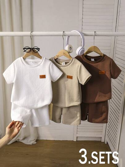 Bộ 6 món cho bé trai, gồm áo thun cổ tròn tay ngắn và quần short, chất liệu vải jacquard, kiểu dáng thường ngày.
