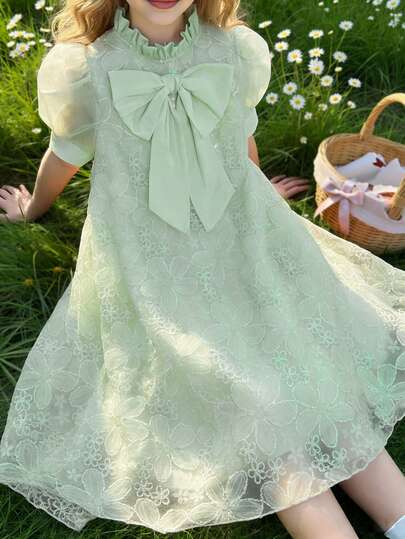 SHEIN 一件女童香槟色复古风连衣裙，欧根纱泡泡袖+3D蕾丝提花，缎面大蝴蝶结公主裙，高端刺绣网纱正式礼服，柔软亲肤，适合生日派对、钢琴演奏会等场合