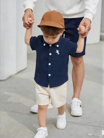 SHEIN 两件套男婴纯色Polo领短袖上衣，搭配松紧腰短裤，休闲复古街头风马图案套装，适合春夏日常穿着或运动。