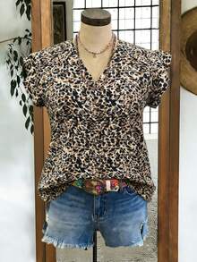 Voyazaga Regata Feminina Plus Size com Estampa Aleatória de Leopardo, Mangas Bufantes Curtas, Gola V, Ombros Retos, Confortável para Uso Casual em Casa ou Resort, Ideal para a Primavera/Verão - Multicolorido - Visão 7