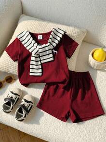 SHEIN Playful Pals 2件組男嬰酒紅色夏季休閒韓風短袖T恤配短褲，黑白條紋披肩，幼童套裝 - 酒紅色 - 查看 3