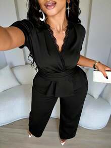 SOLERSUN Conjunto de top peplum elegante con cuello en V, detalle de encaje y plisado, combinado con pantalones de pierna ancha, adecuado para el trabajo y el transporte para mujeres de talla grande - Negro - Ver 3