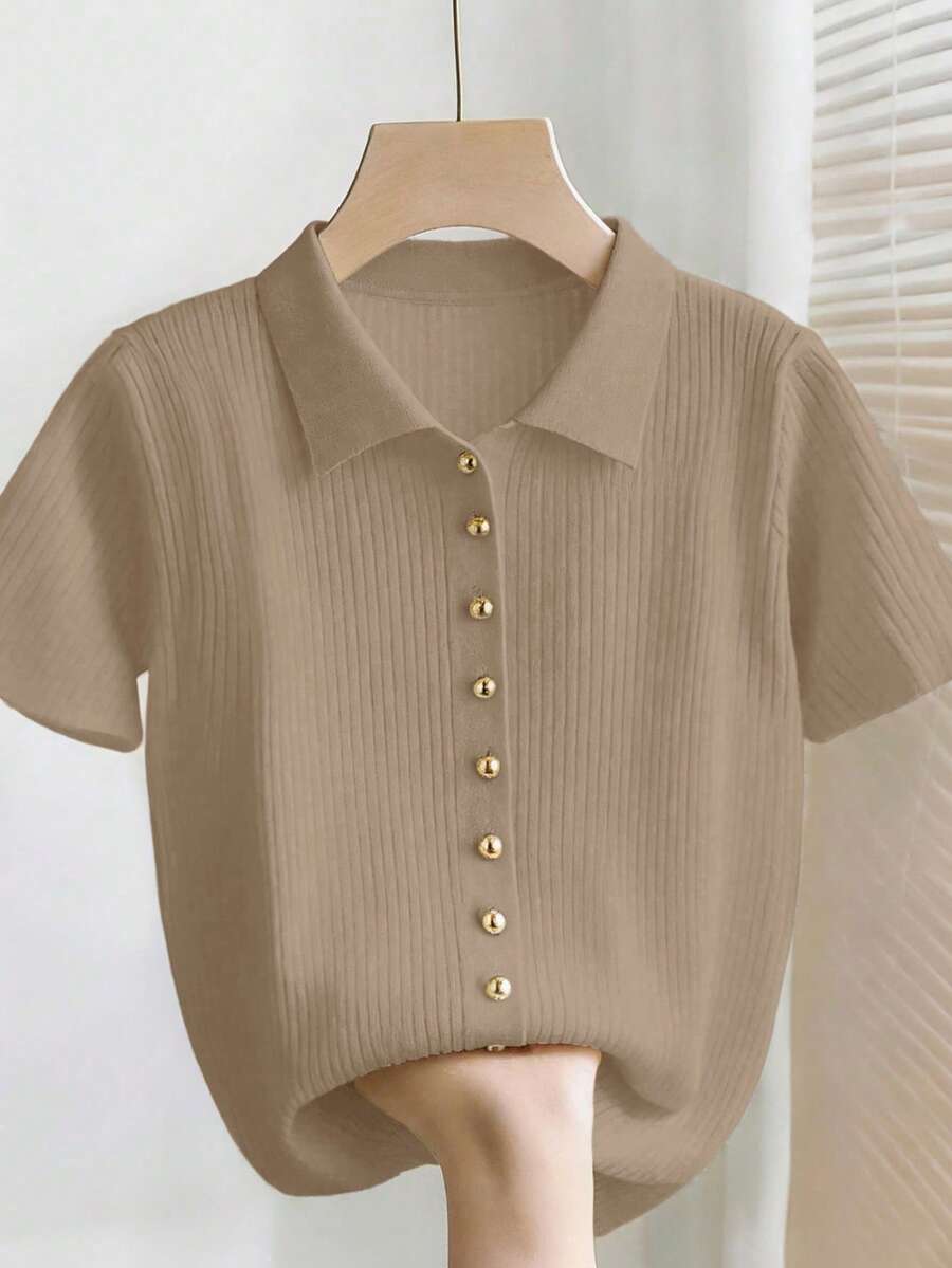 SHEIN Franclia 新款夏季休闲宽松百搭简约优雅柔软Polo衫,适合办公室、工作、通勤等场合,金属纽扣设计,修身剪裁,款式简洁大方,男女皆宜,极简女式开衫 - 駝色 - 查看 1