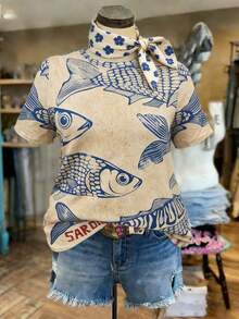 2026年春夏新款加大码女装：俏皮休闲卡其蓝条纹沙丁鱼印花圆领短袖T恤，春夏必备 - 卡其色 - 查看 3