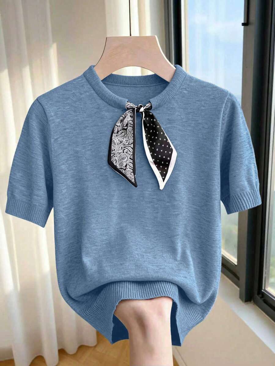 SHEIN LUNE 新款春夏休闲简约圆领半袖基础款T恤,采用佩斯利花纹和波点拼接,展现法式优雅风格,短款廓形,比例优化,可搭配连衣裙或裤装,营造轻松休闲氛围,高腰设计,袖口和领口饰有撞色罗纹滚边。 - 霧霾藍 - 查看 1
