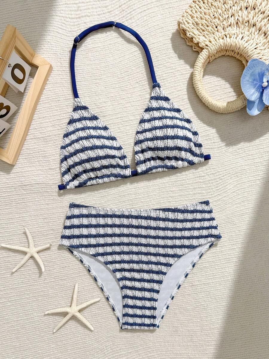 SHEIN 少女格子比基尼套装:挂脖设计,甜美装饰,开启夏日海滩时尚,蓝白条纹挂脖两件式泳衣,质感舒适,亲肤速干,适合大龄儿童和女孩。完美适用于海滩、泳池、游泳课、度假和水上活动——清爽夏日装扮。条纹比基尼两件式泳衣,女童泳装,蓝白条纹比基尼女童泳装两件式泳衣 - 藏蓝色 - 查看 1