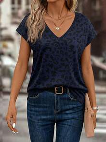 EMERY ROSE Trendig, avslappnad ny, v-ringad raglanärm, blå bas, svart leopardmönstrad t-shirt - Multifärgad - Visa 1